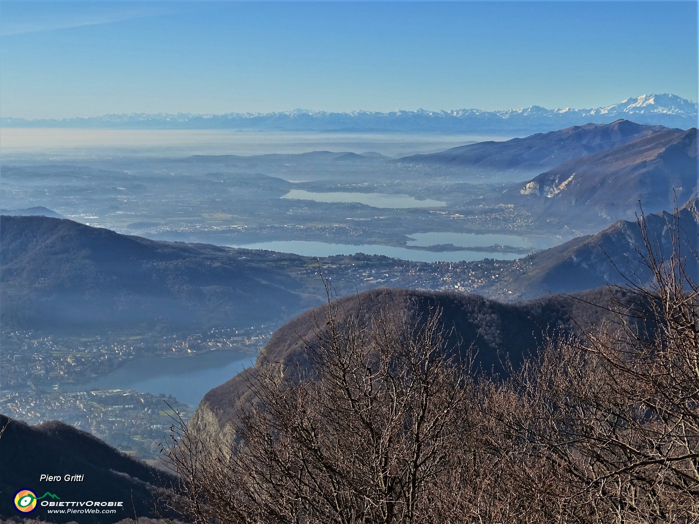 57  Vista dall'Ocone verso i laghi di Lecco e  fin verso il Monte Rosa.JPG